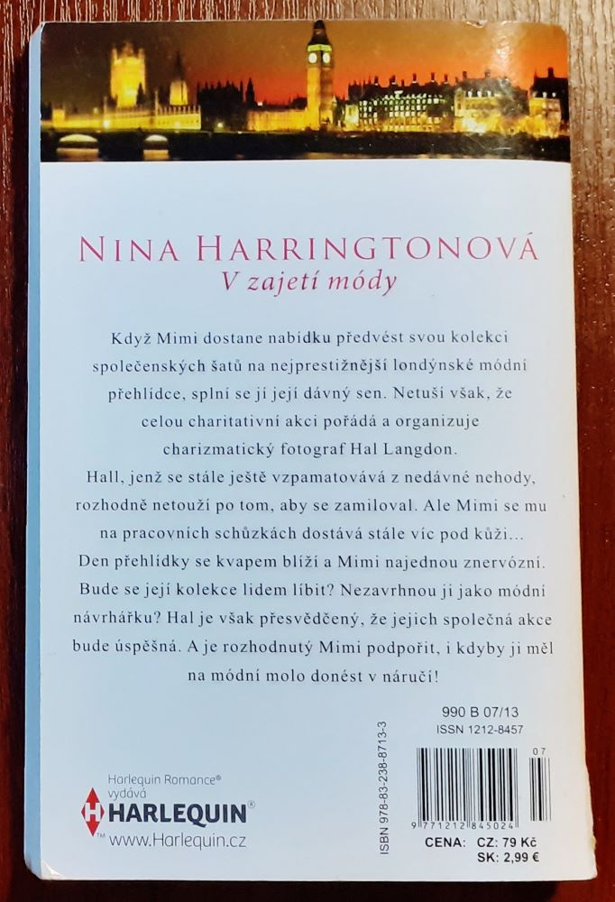 V zajetí módy / Romance 990