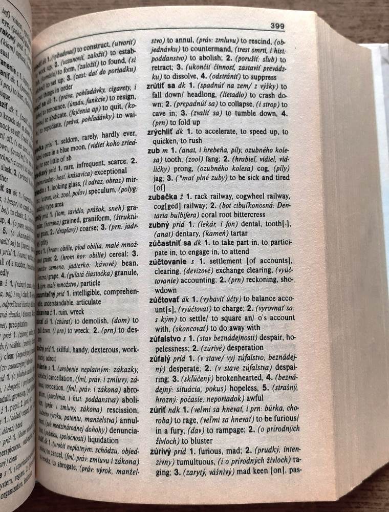 a Learners Dictionary of English, 140 000 hesiel a ekvivalentov