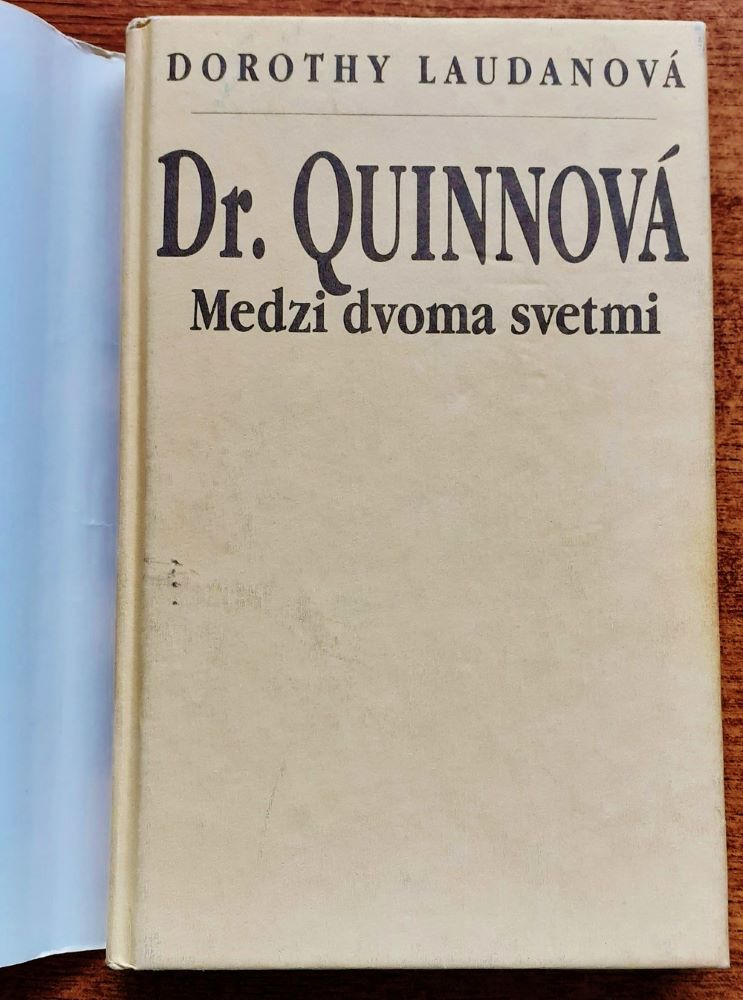 Dr. Quinnová / Medzi dvoma svetmi