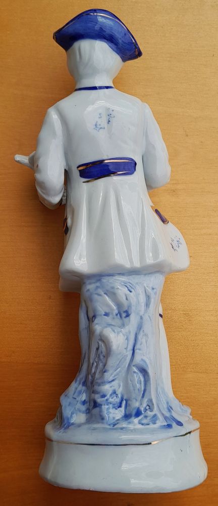 Porcelánová soška chlapca znázorňujúca postavu z 18. storočia / 480 g netto / Výška 25 cm