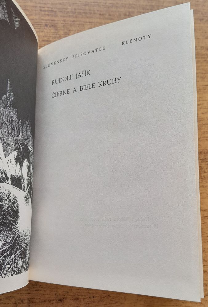 Čierne a biele kruhy / Klenoty