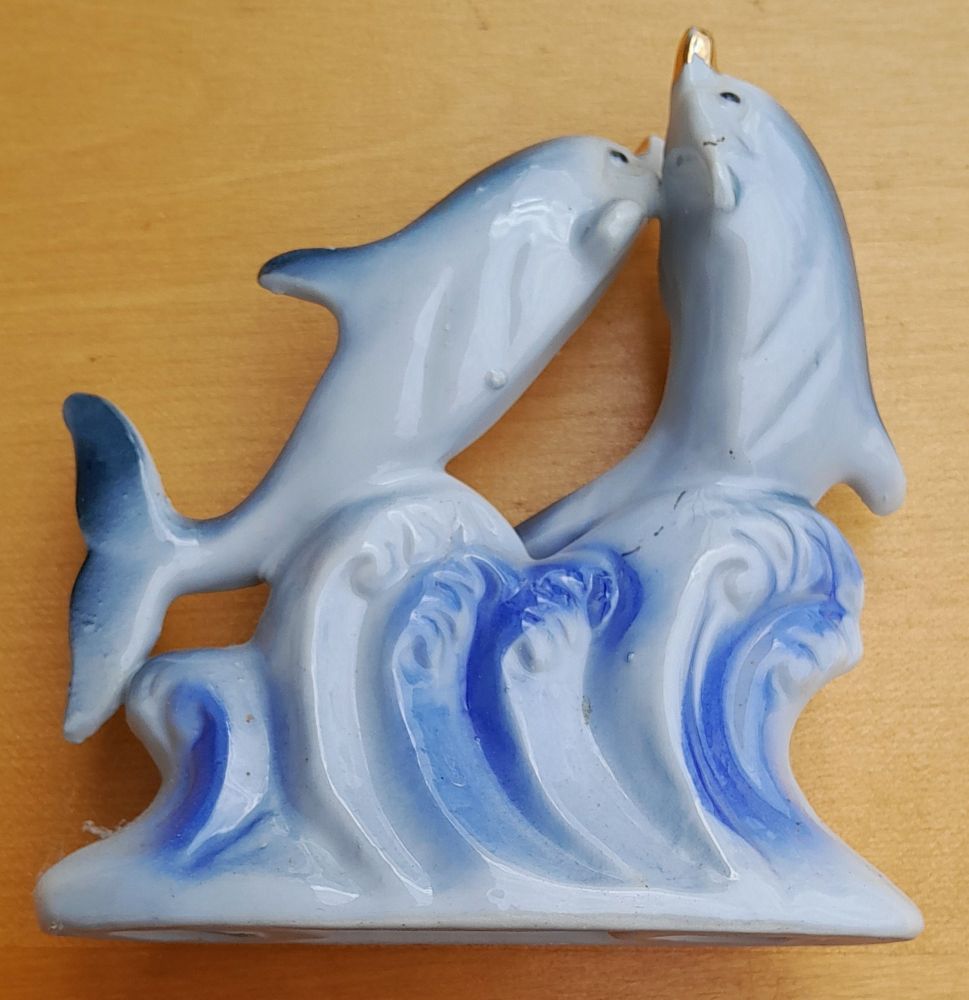 Porcelánové delfíny / Výška 14 cm / Dĺžka podstavca 13 cm / 220 g netto
