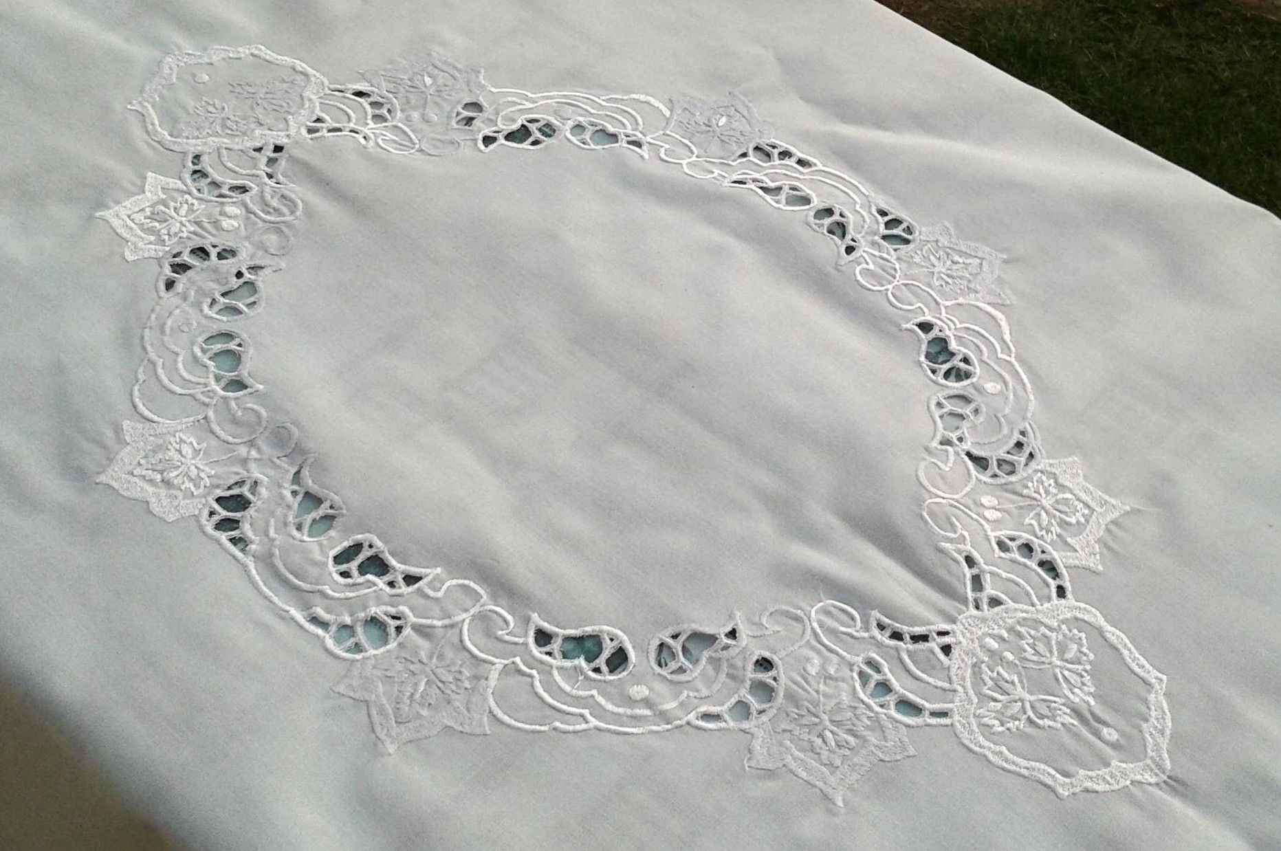 Biele richelieu / Obrus je vyšitý šijacím strojom na tesilene / Rozmery 175 x 130 cm 
