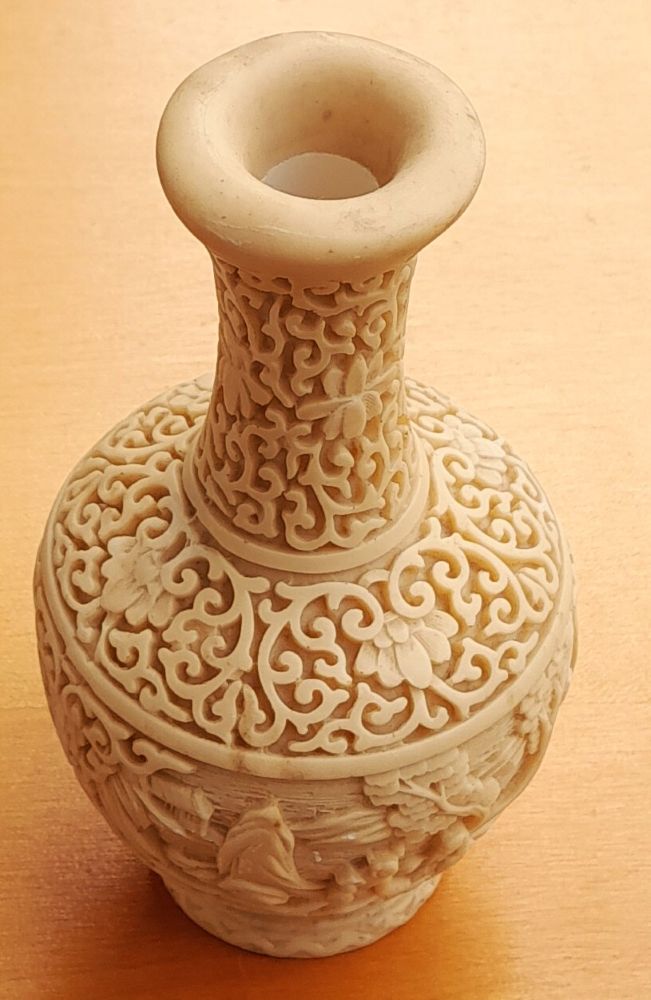 Váza pravdepodobne z moduritu / výška 17 cm / 900 g netto