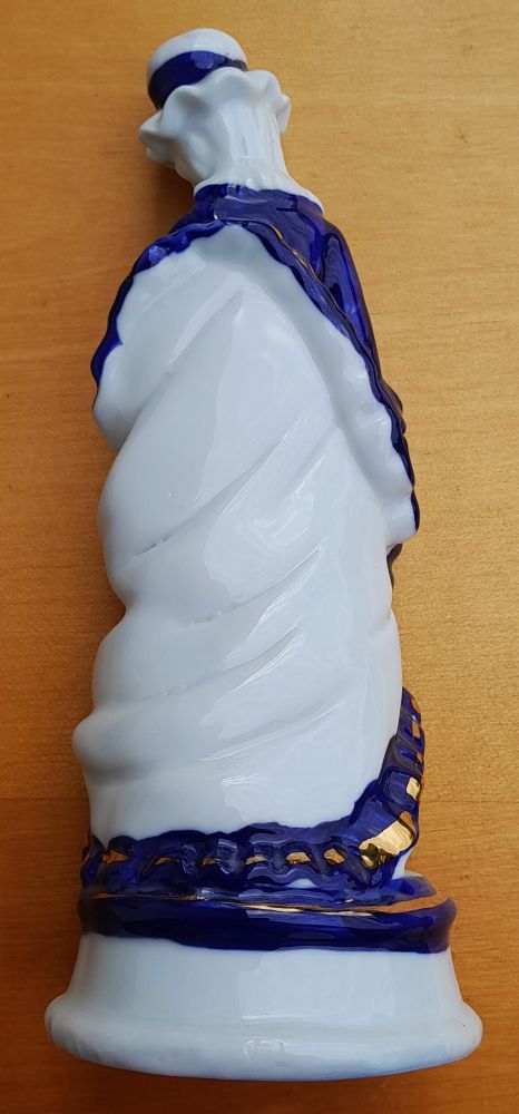 Porcelánová soška dámy znázorňujúca postavu z 18. storočia / výška 21 cm / 400 g netto