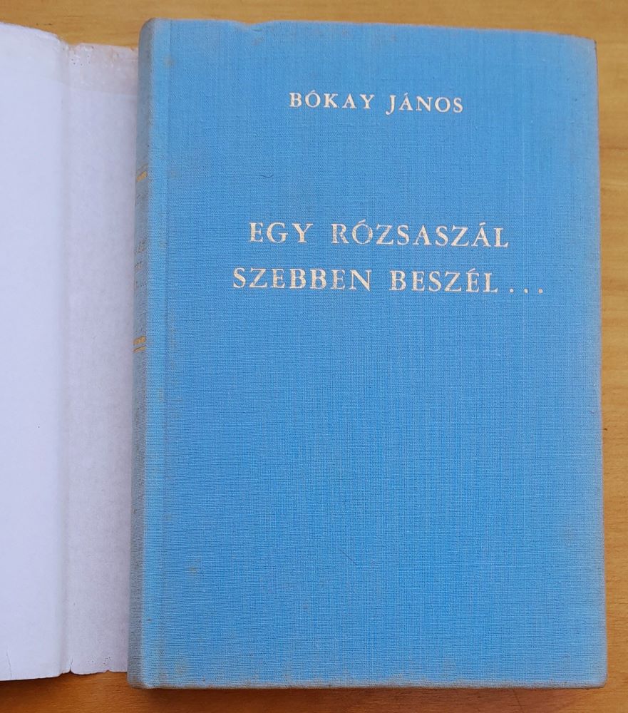 Egy rózsaszál szebben beszél..