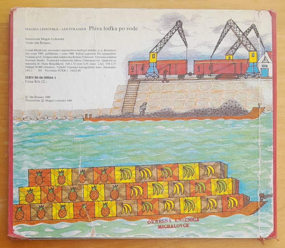 Pláva loďka po vode