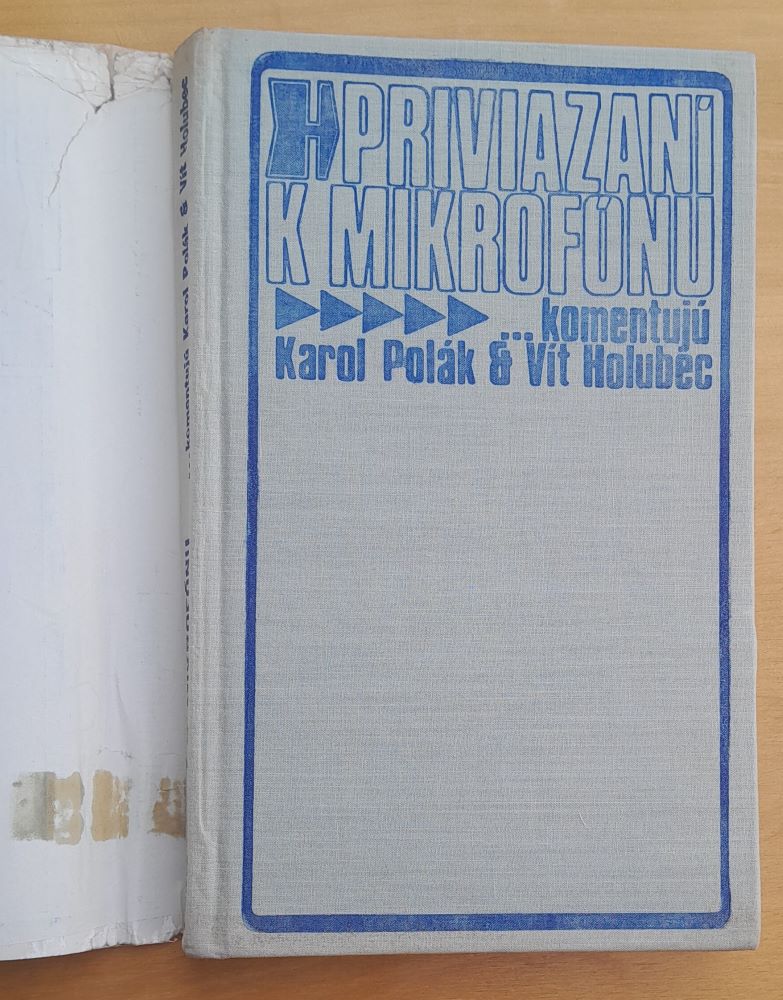 Priviazaní k mikrofónu