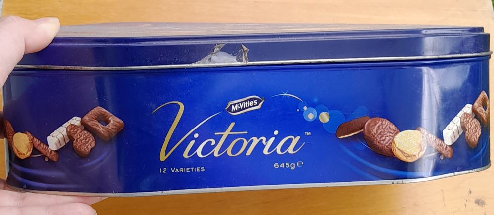 Prázdna plechová dóza od sušienok McVitie's Victoria
