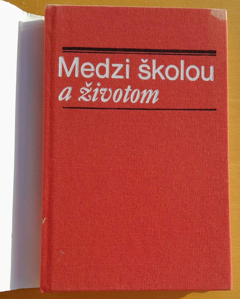 Medzi školou a životom / Edícia Zväzácka knižnica