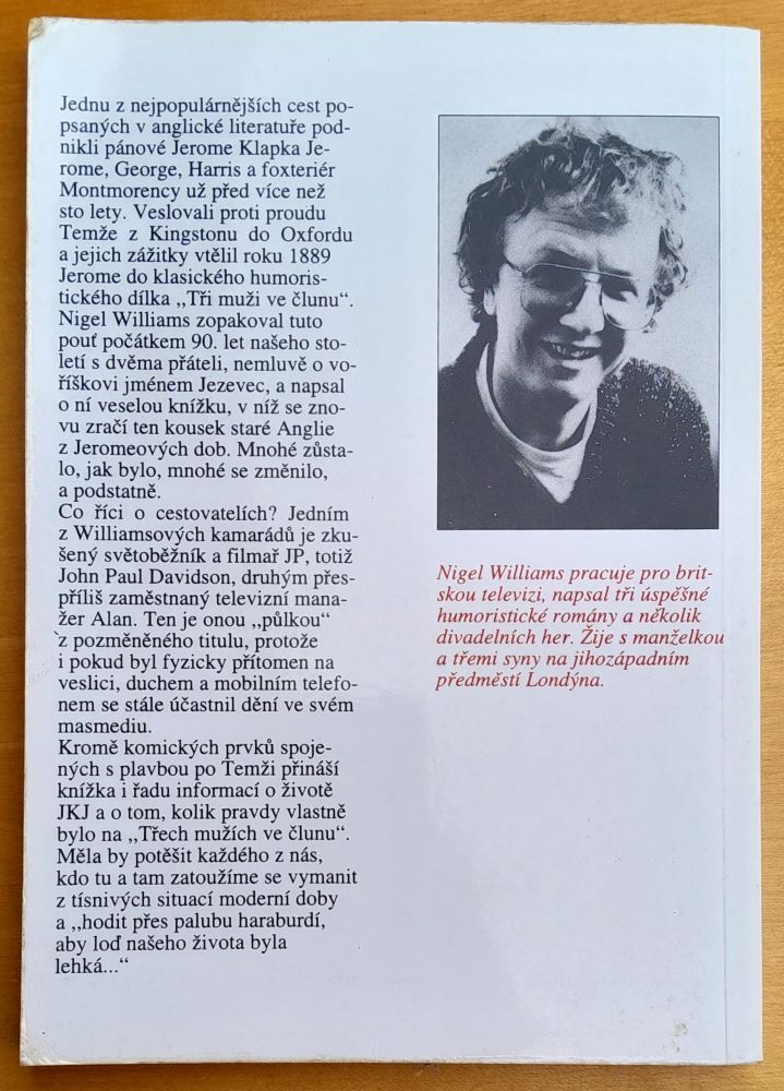 Dva a púl muže ve člunu