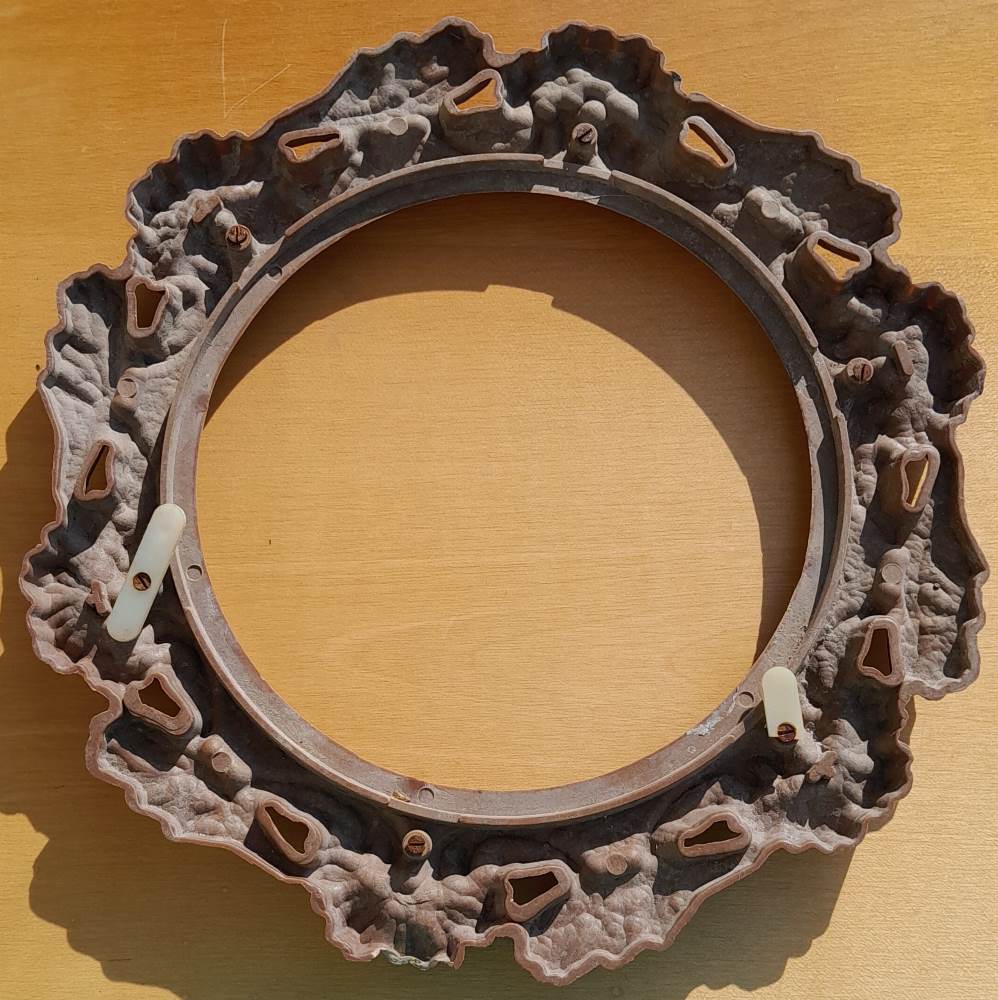 Plastový retro rám s vnútorným priemerom 19 cm a vonkajším 30 cm