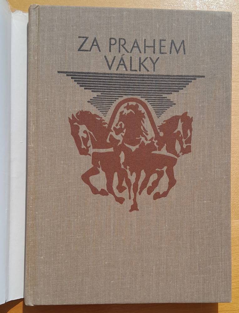 Za prahem války / Edice Trojka