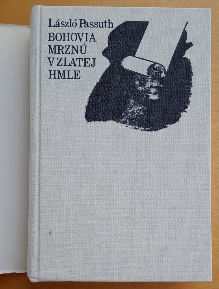 Bohovia mrznú v zlatej hmle