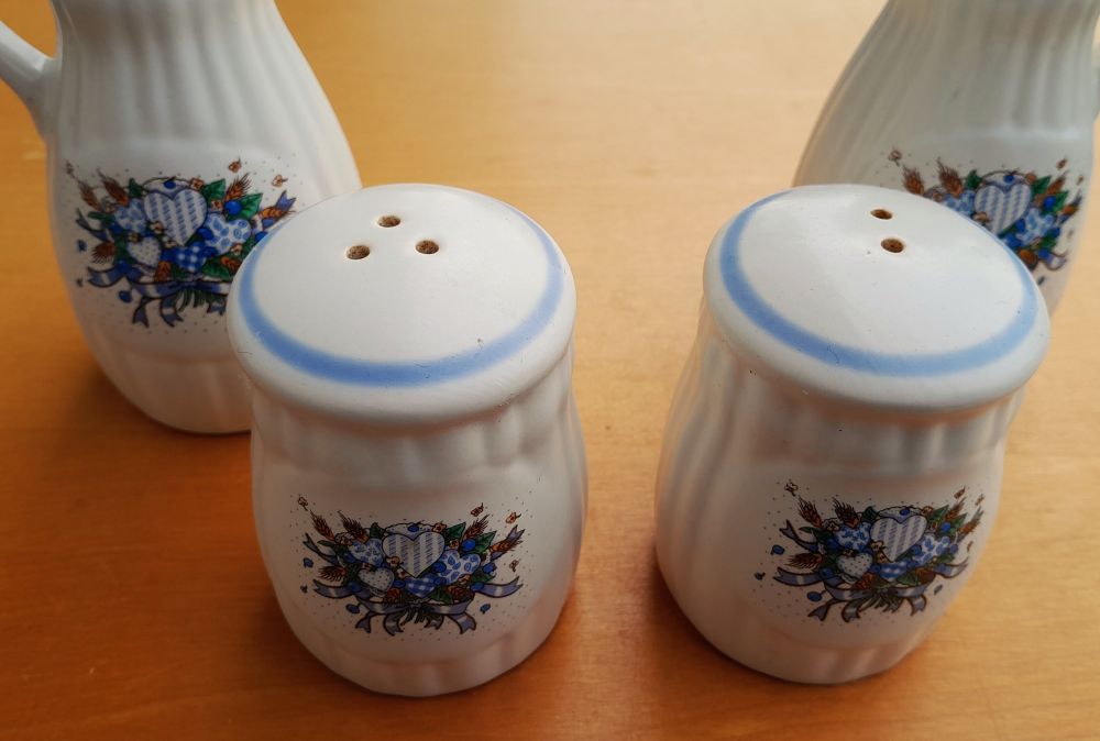 Keramické koreničky a krčiažky s modrými srdiečkami