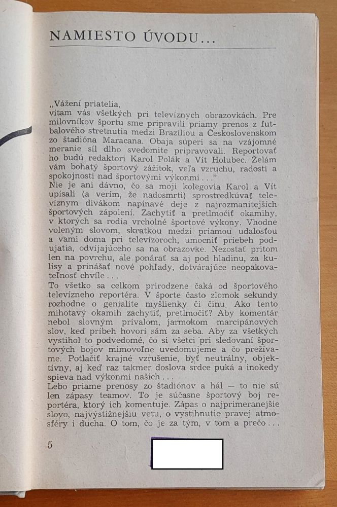 Priviazaní k mikrofónu