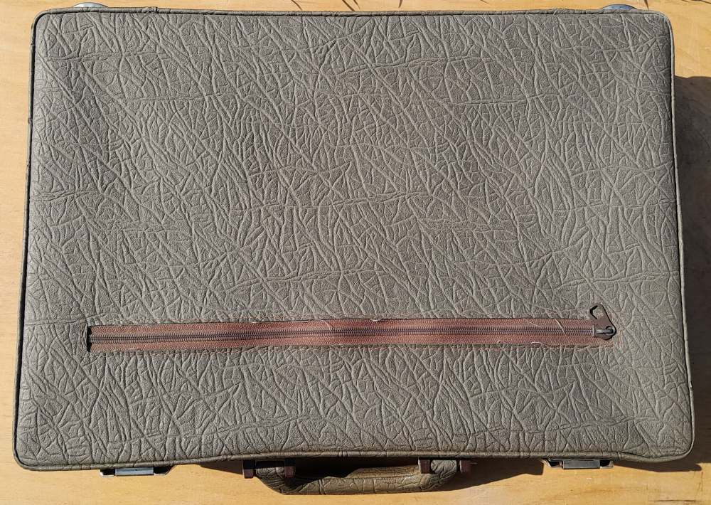 Retro sivý koženkový diplomatický kufrík