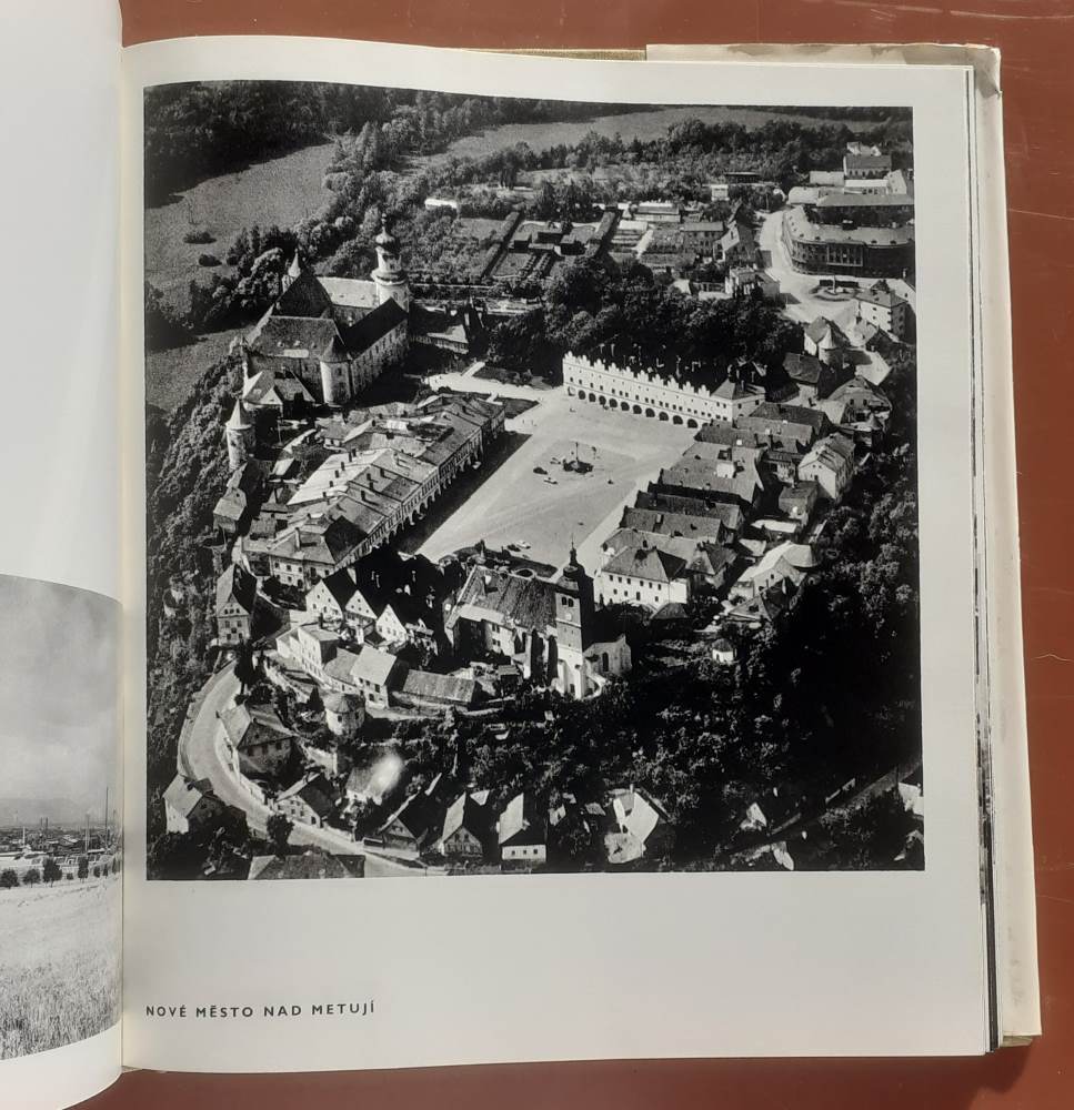 Starobylá města v Československu / Stavba jako obraz dějín