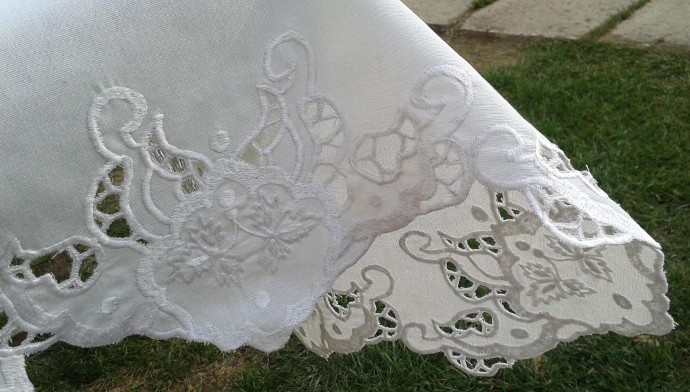 Biele richelieu / Obrus je vyšitý šijacím strojom na tesilene / Rozmery 175 x 130 cm 