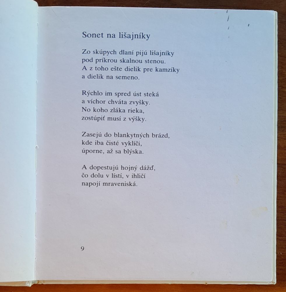 Z hliny a rosy / Je to zbierka prírodnej lyriky.