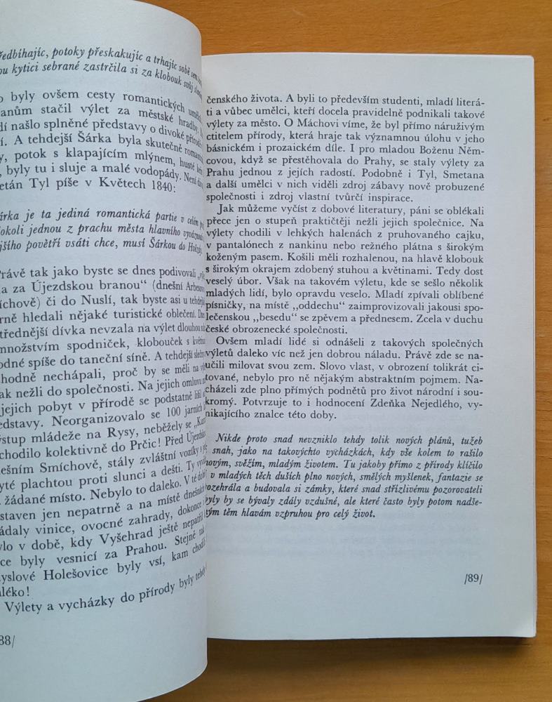 Od krinolíny k džínsúm / Zamyšlení nad módou od rokoka po současnost / Edice Kamarád