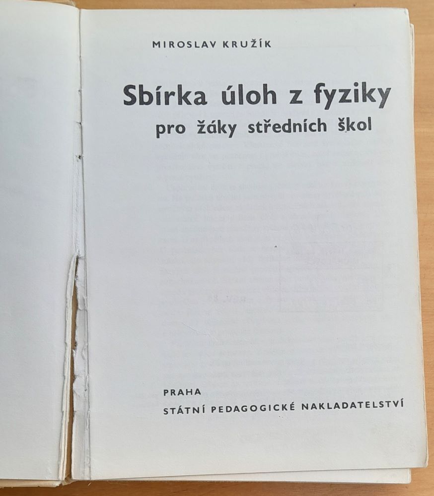 Sbírka úloh z fyziky pro žáky středních škol pro žáky středních škol / Pomocné knihy pro žáky