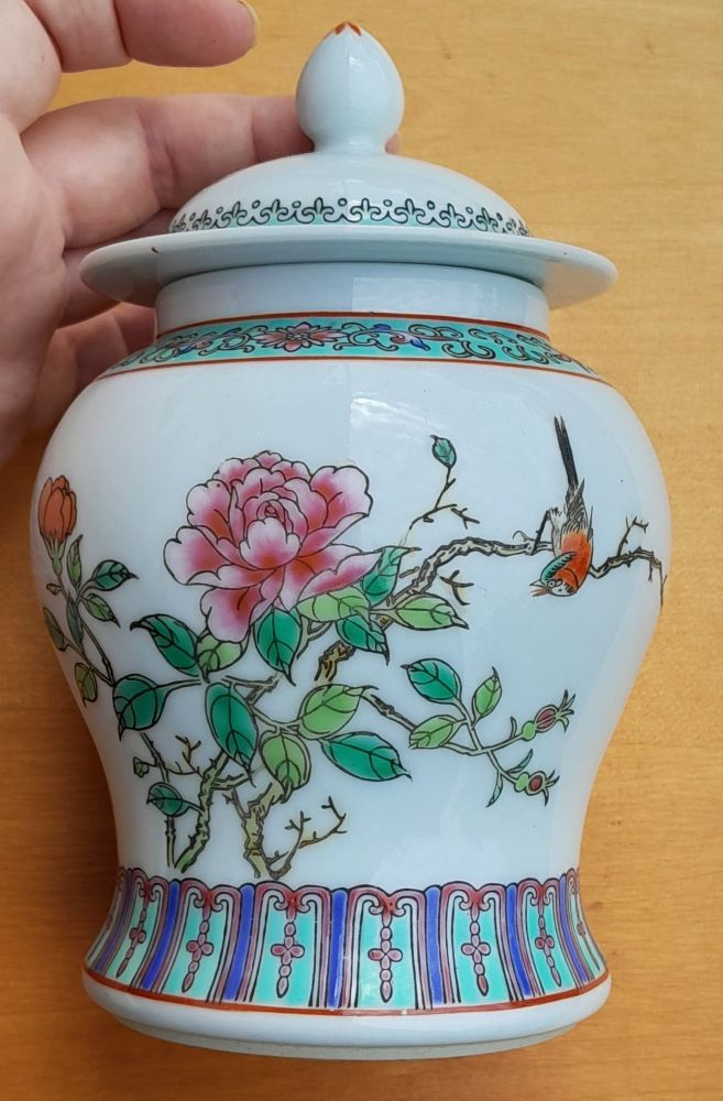 Porcelánová dóza s vrchnákom / výška 18 cm / priemer dna 9,5 cm - značená v Číne spred roku 1990 
