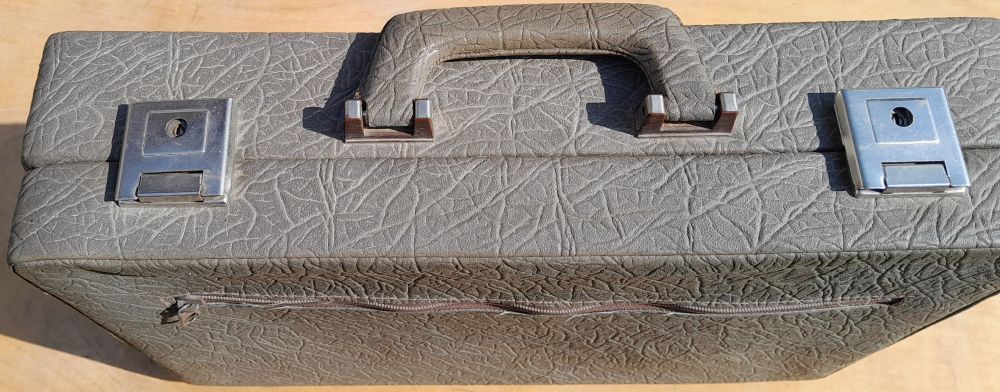 Retro sivý koženkový diplomatický kufrík