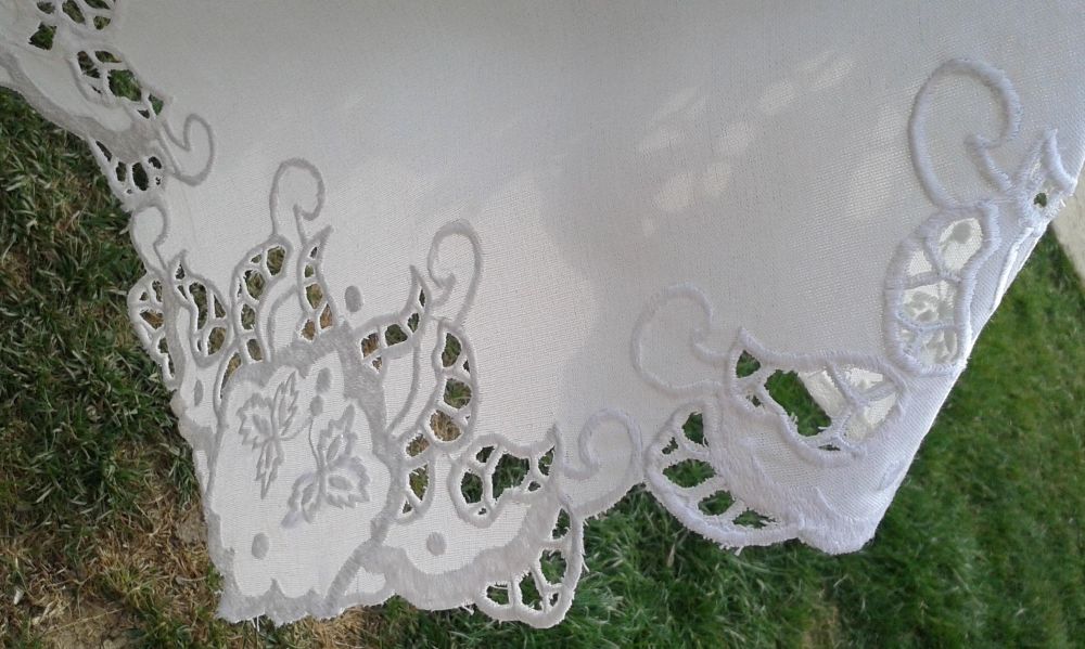 Biele richelieu / Obrus je vyšitý šijacím strojom na tesilene / Rozmery 175 x 130 cm 