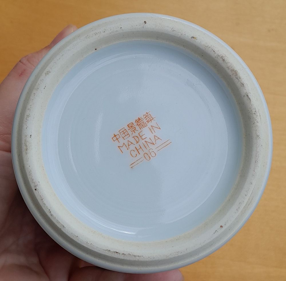 Porcelánová dóza s vrchnákom / výška 18 cm / priemer dna 9,5 cm - značená v Číne spred roku 1990 