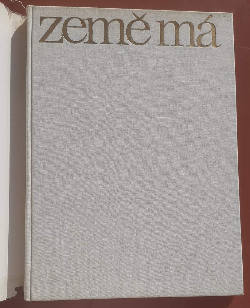 Země má