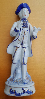 Porcelánová soška chlapca znázorňujúca postavu z 18. storočia / 480 g netto / Výška 25 cm