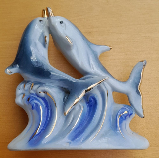Porcelánové delfíny / Výška 14 cm / Dĺžka podstavca 13 cm / 220 g netto