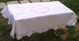 Biele richelieu / Obrus je vyšitý šijacím strojom na tesilene / Rozmery 175 x 130 cm 