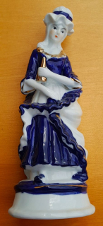Porcelánová soška dámy znázorňujúca postavu z 18. storočia / výška 21 cm / 400 g netto