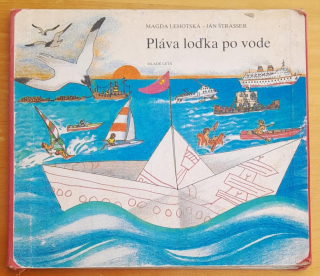 Pláva loďka po vode