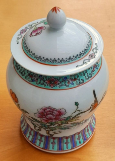 Porcelánová dóza s vrchnákom / výška 18 cm / priemer dna 9,5 cm - značená v Číne spred roku 1990 