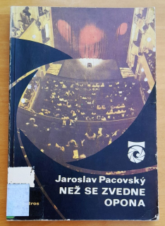 Než se zvedne opona