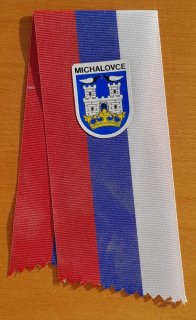 Trikolóra s nálepkou erbu Michaloviec