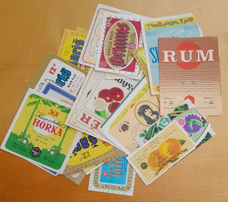 MIX starých nálepiek na alkohol a pivo