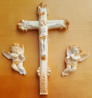 Nástenný sadrový kríž s anjelikmi